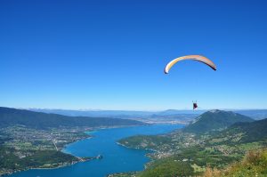 Parapente sur le lac d'Annecy