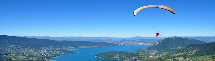Parapent sur le lac d'Annecy