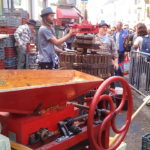 Le bidoyon (jus de pommes) lors du Retour des Alpages