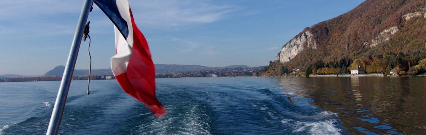 Croisière : le sillage du bateau près de Veyrier