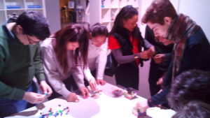 Les étudiants construisent des robots avec des Lego