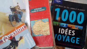1000 idées de voyages, un guide à consulter au café "Sur les pas de la petite botte"