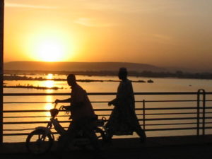 Coucher de soleil sur un pont à Bamako