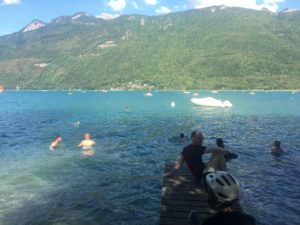Pause baignade au bout du lac