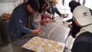 Ambiance studieuse dans la pâtisserie