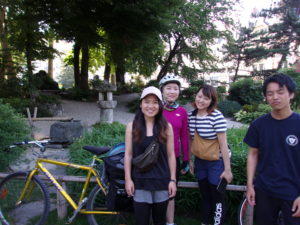 La CilfaCyclette devant un jardin japonais