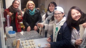 De beaux sourires dans la pâtisserie